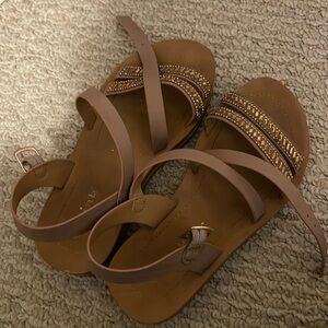 VGUC
Little girls sandals
Rose gold color